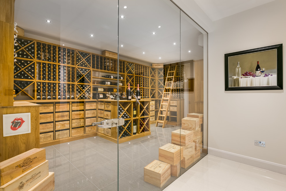 Geräumiger Moderner Weinkeller mit Porzellan-Bodenfliesen, Kammern und grauem Boden in London