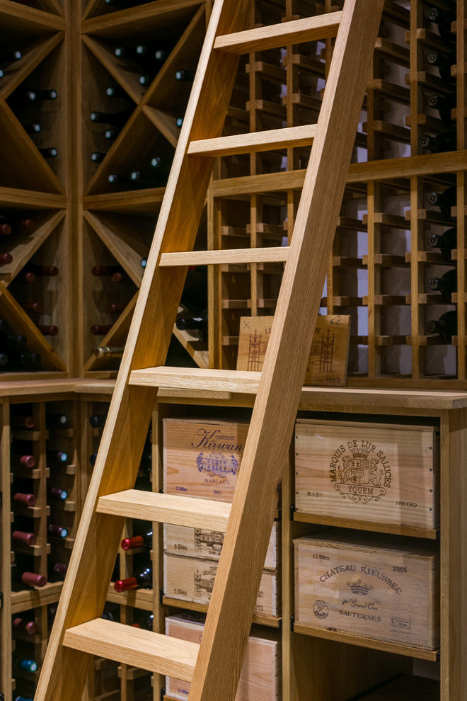 Exemple d'une très grande cave à vin moderne avec un sol en carrelage de porcelaine, des casiers et un sol gris.