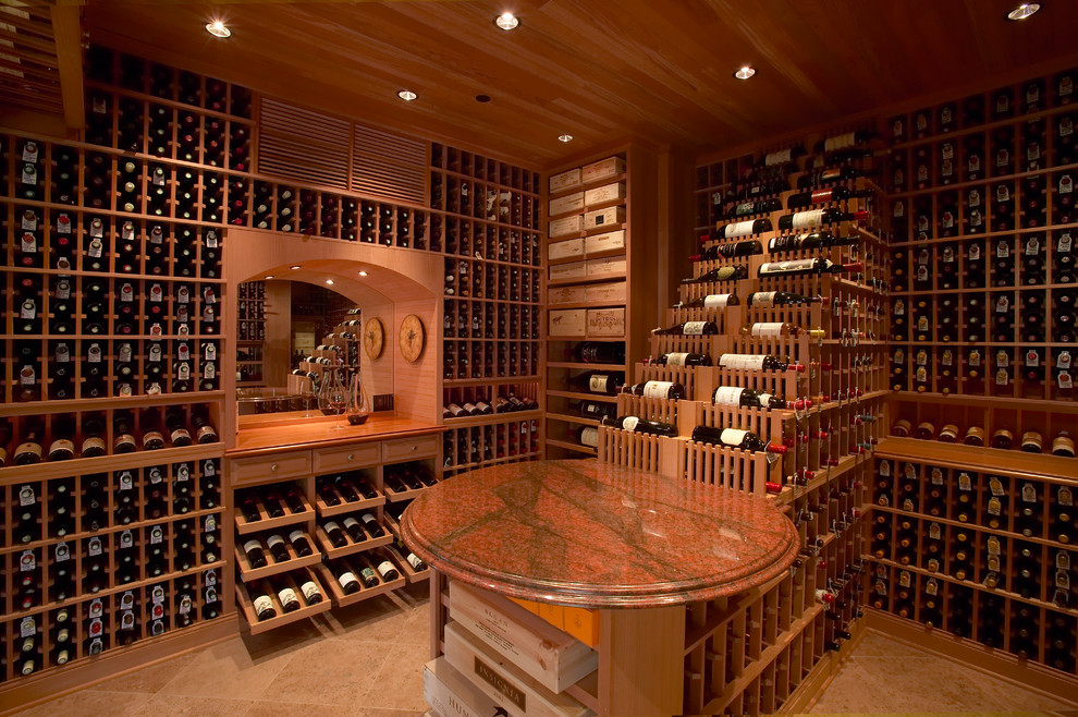 Idée de décoration pour une grande cave à vin design avec un sol en carrelage de céramique et un présentoir.