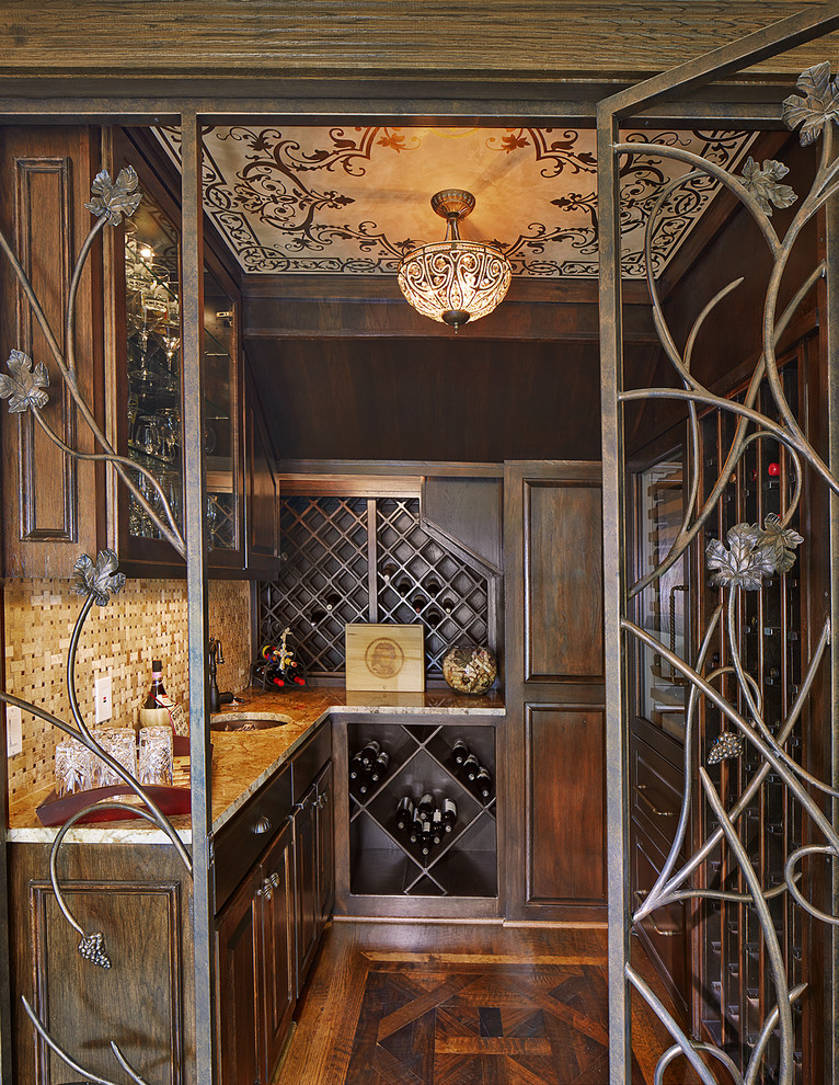 Idée de décoration pour une cave à vin tradition avec un sol en bois brun et des casiers losange.