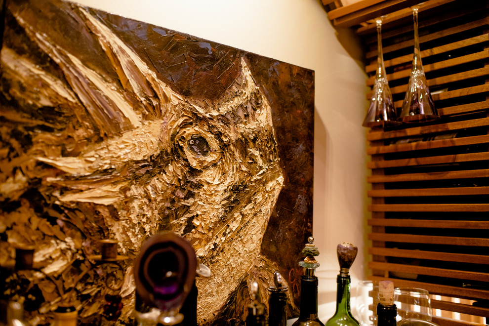 Aménagement d'une cave à vin classique de taille moyenne avec un sol en bois brun, un présentoir et un sol marron.