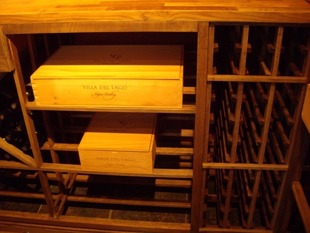Exempel på en mellanstor klassisk vinkällare, med vinhyllor