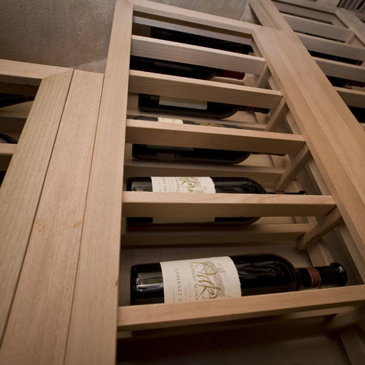 Idée de décoration pour une cave à vin tradition de taille moyenne avec des casiers.