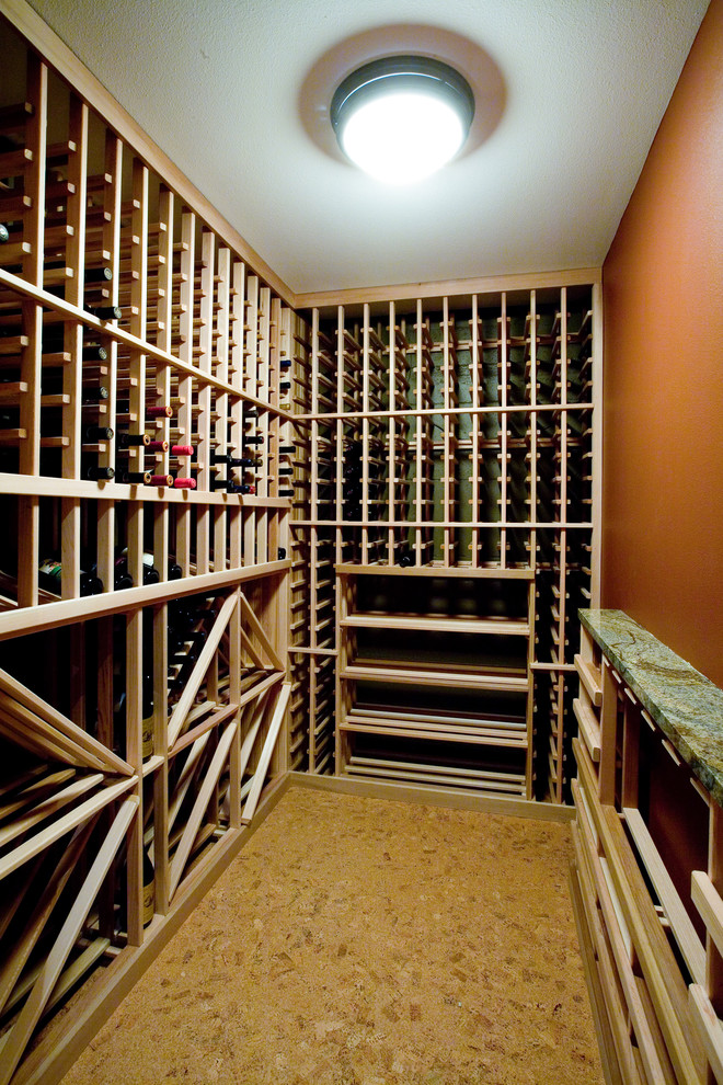 Cette photo montre une cave à vin chic.