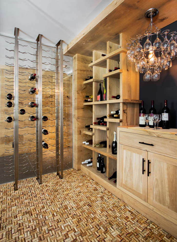 Inspiration för en funkis vinkällare, med vinhyllor, korkgolv och gult golv
