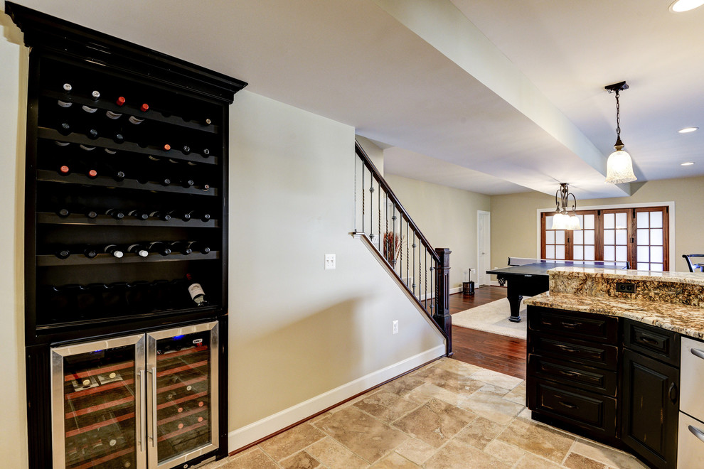 ワシントンD.C.にある高級な小さなトラディショナルスタイルのおしゃれなワインセラー (セラミックタイルの床、ワインラック) の写真