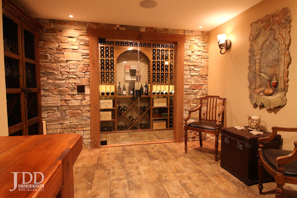 Cette photo montre une grande cave à vin chic avec un sol en carrelage de céramique et des casiers.