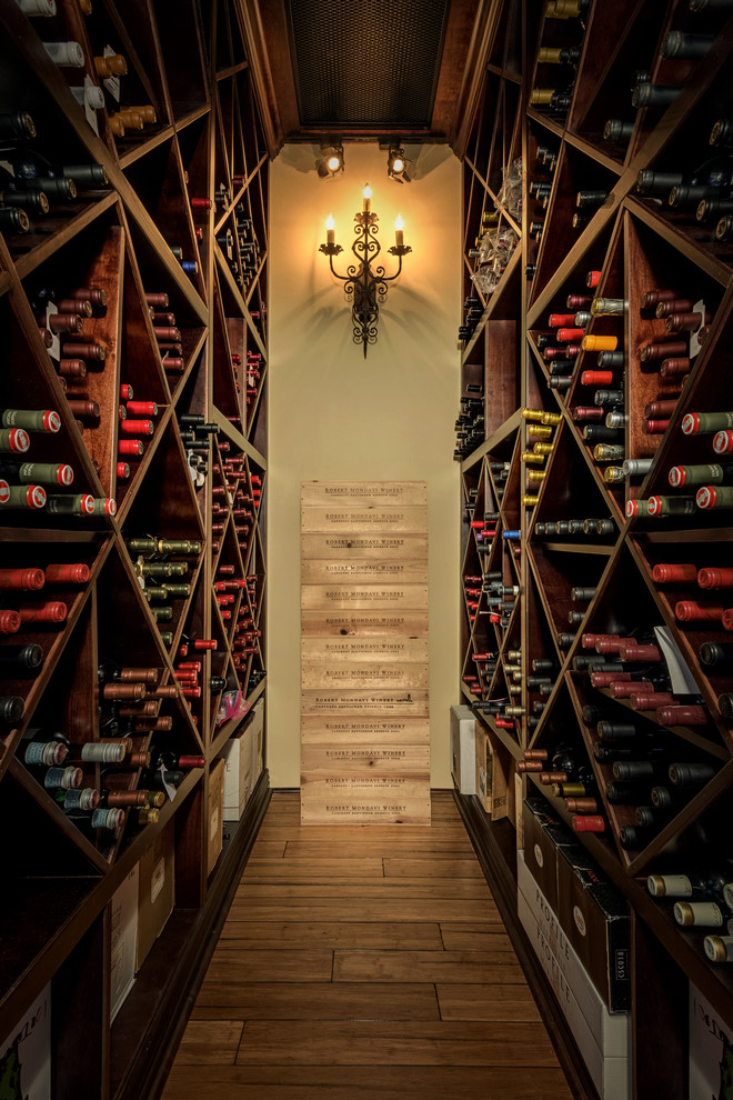 Kleiner Klassischer Weinkeller mit diagonaler Lagerung und dunklem Holzboden in Phoenix