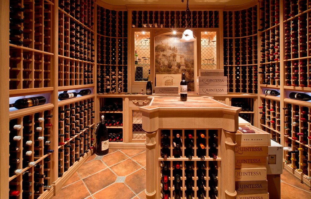 Inspiration för en stor rustik vinkällare, med klinkergolv i terrakotta och vinhyllor