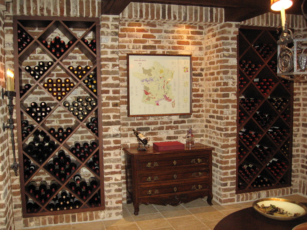 Foto på en stor vintage vinkällare, med kalkstensgolv och vinställ med diagonal vinförvaring