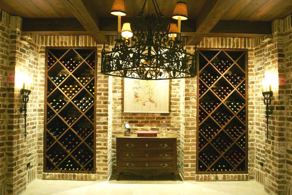 Idée de décoration pour une cave à vin craftsman de taille moyenne avec un sol en travertin, des casiers losange et un sol beige.