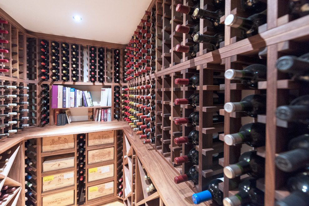 Mittelgroßer Moderner Weinkeller mit hellem Holzboden, Kammern und beigem Boden in Sonstige