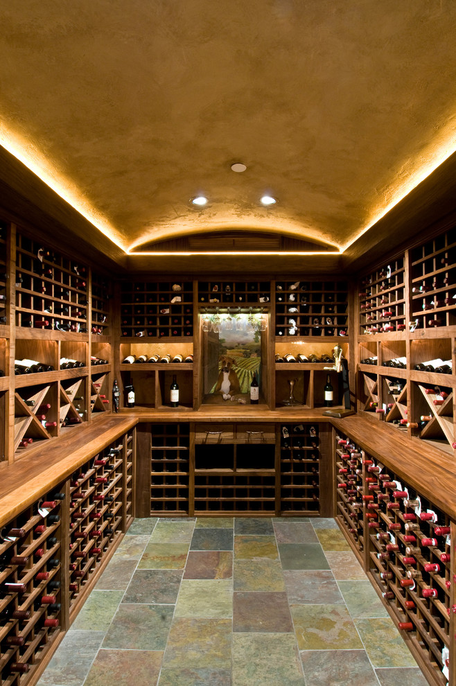 Cette photo montre une cave à vin montagne de taille moyenne avec un sol en ardoise et des casiers.