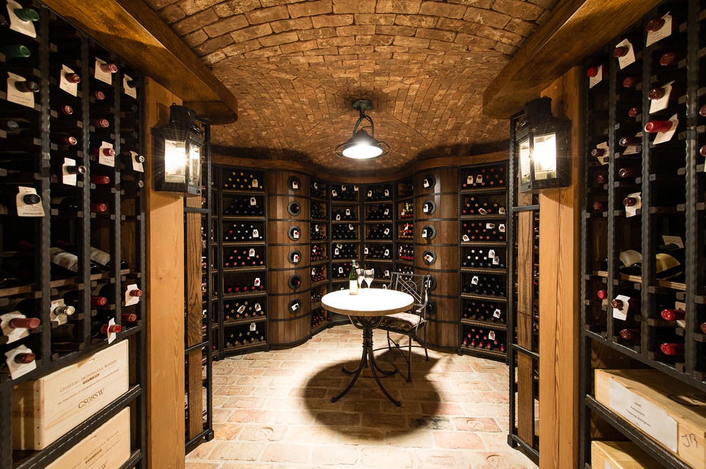 Cette image montre une petite cave à vin méditerranéenne avec un sol en brique, des casiers et un sol rose.