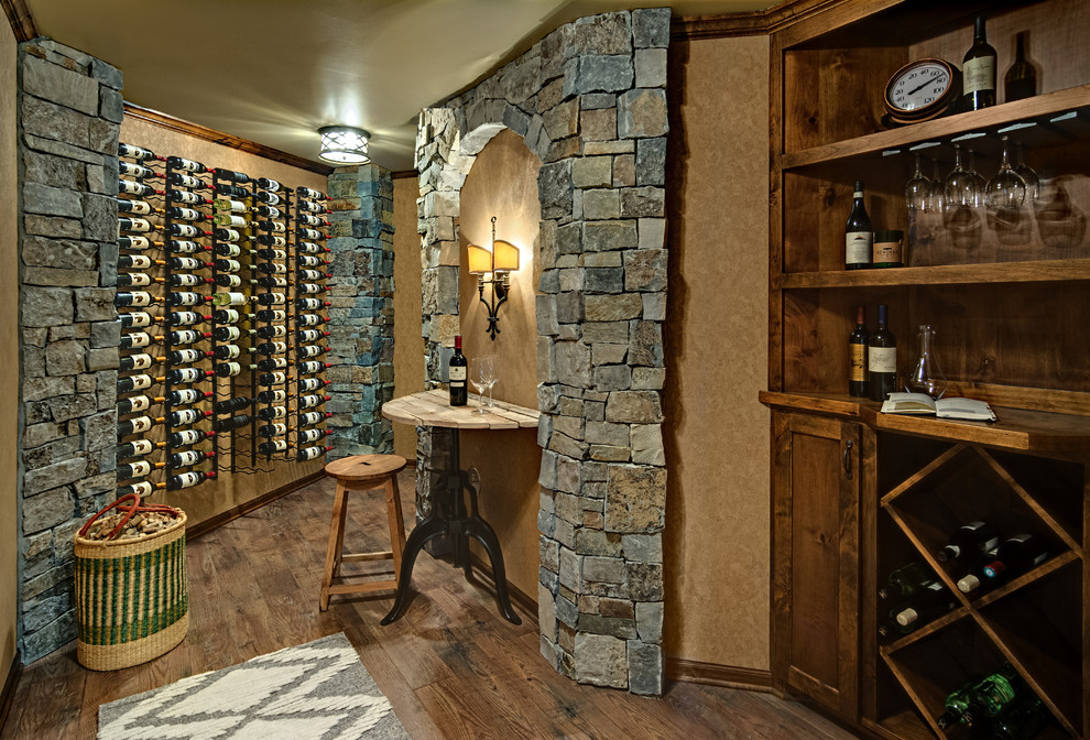 Exemple d'une cave à vin nature de taille moyenne avec un sol en bois brun et des casiers.