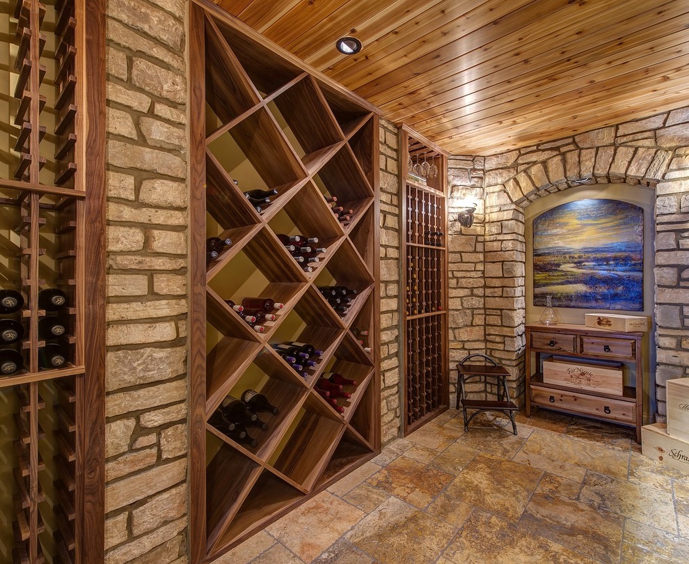 Aménagement d'une cave à vin classique avec des casiers losange.