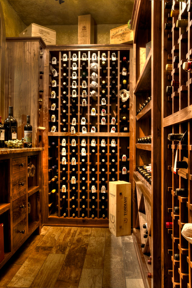 Cette image montre une cave à vin chalet avec un sol en bois brun et des casiers.