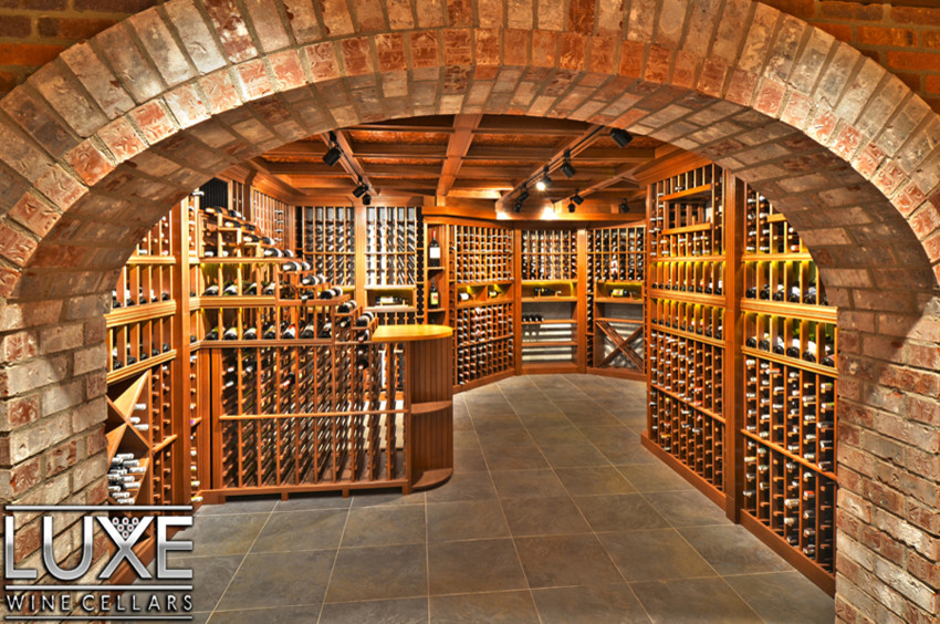 Aménagement d'une cave à vin méditerranéenne.