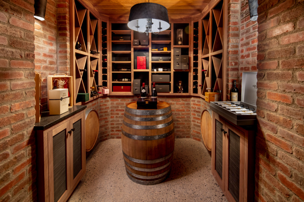 Bild på en mellanstor vintage vinkällare, med vinställ med diagonal vinförvaring och flerfärgat golv