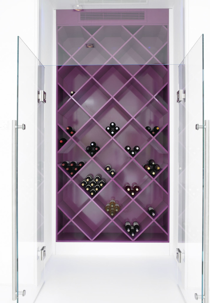 Foto på en funkis vinkällare, med vinställ med diagonal vinförvaring