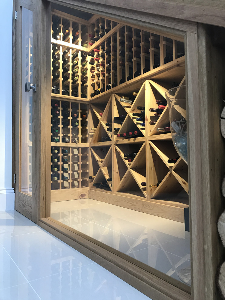 Bild på en mellanstor funkis vinkällare, med klinkergolv i porslin, vinhyllor och beiget golv