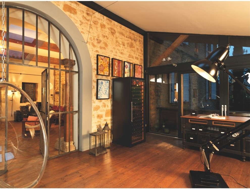 This is an example of a contemporary wine cellar in Melbourne.