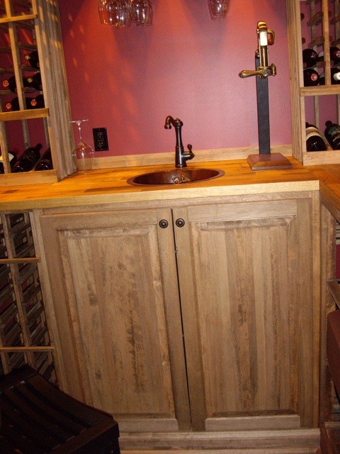 Cette image montre une cave à vin traditionnelle de taille moyenne avec des casiers.