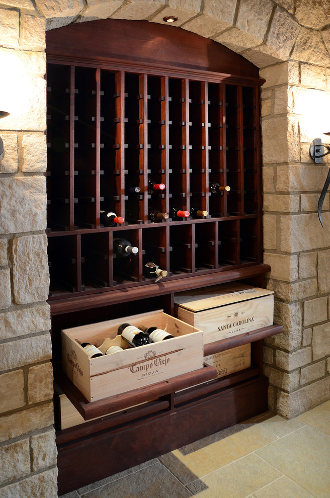 Exemple d'une cave à vin chic avec des casiers.