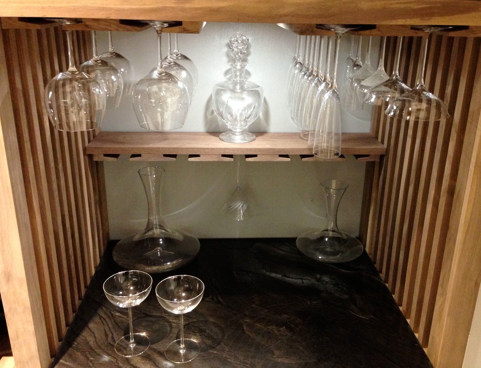 Réalisation d'une cave à vin design de taille moyenne avec parquet clair et un présentoir.