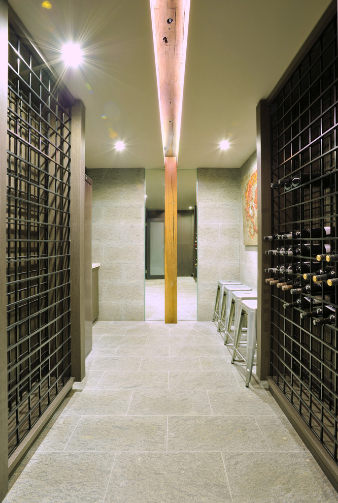 メルボルンにあるコンテンポラリースタイルのおしゃれなワインセラー (磁器タイルの床、ワインラック) の写真