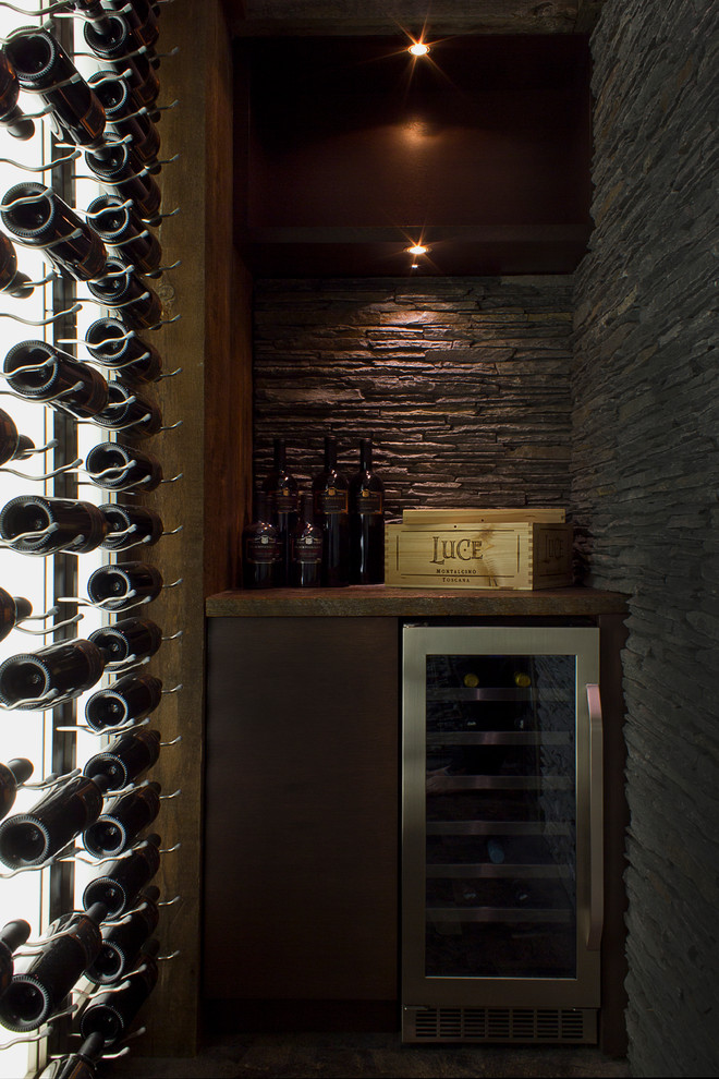 Aménagement d'une petite cave à vin contemporaine avec un sol en liège et des casiers.