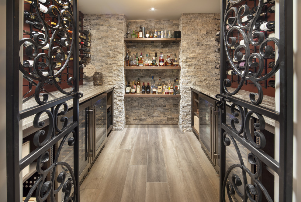 Inspiration pour une cave à vin traditionnelle.