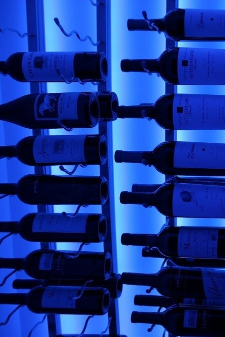 Bild på en liten funkis vinkällare, med vinhyllor