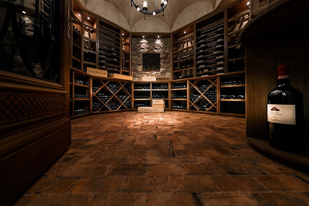 Idéer för en stor klassisk vinkällare, med tegelgolv, vinhyllor och orange golv