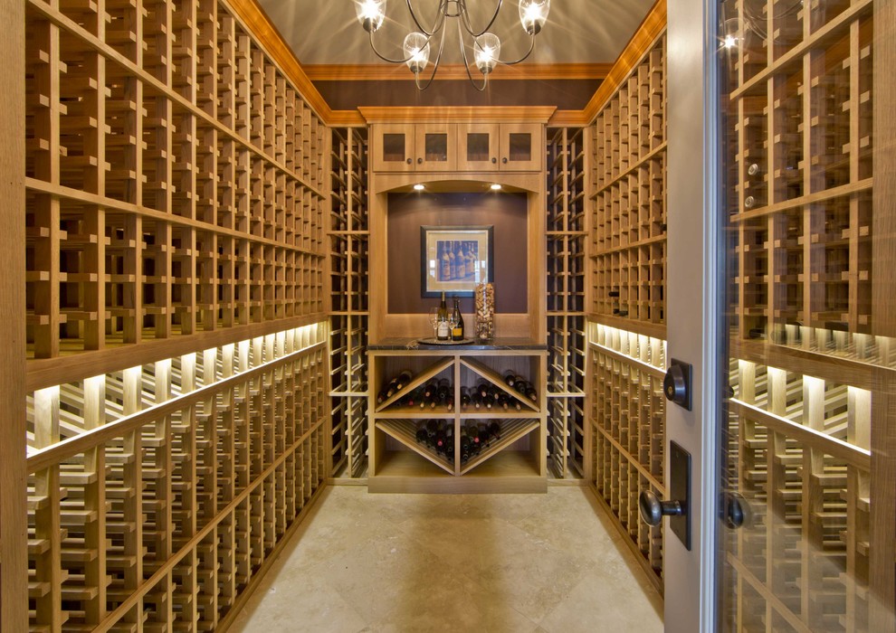 Idéer för att renovera en stor vintage vinkällare, med vinhyllor och travertin golv