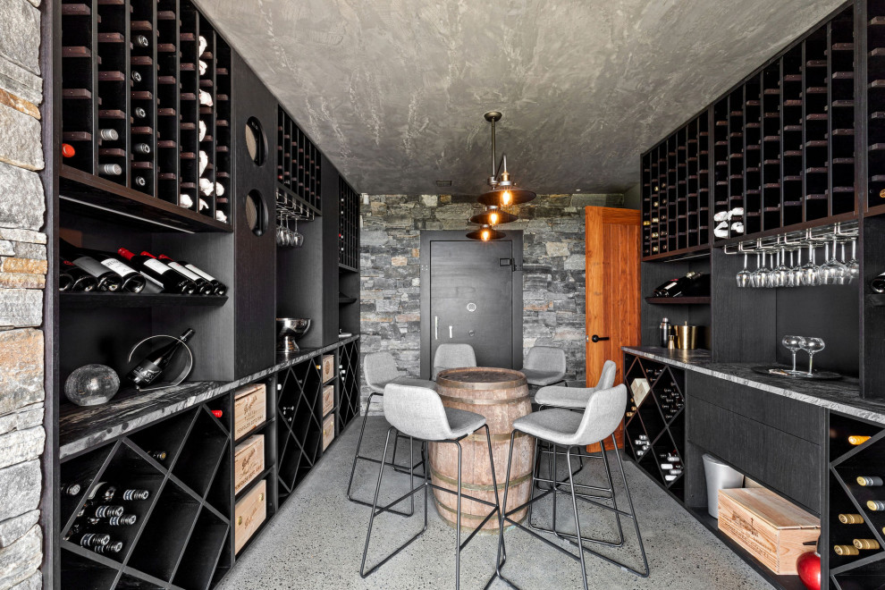 Bild på en mellanstor funkis vinkällare, med betonggolv, grått golv och vindisplay