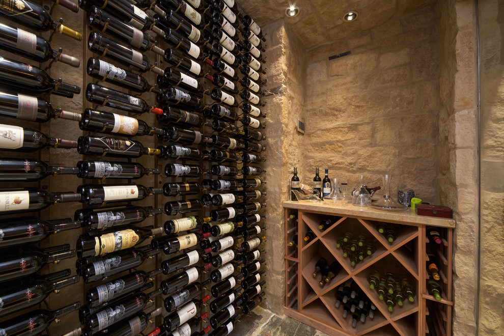 Cette image montre une cave à vin traditionnelle de taille moyenne avec un sol en calcaire et des casiers.