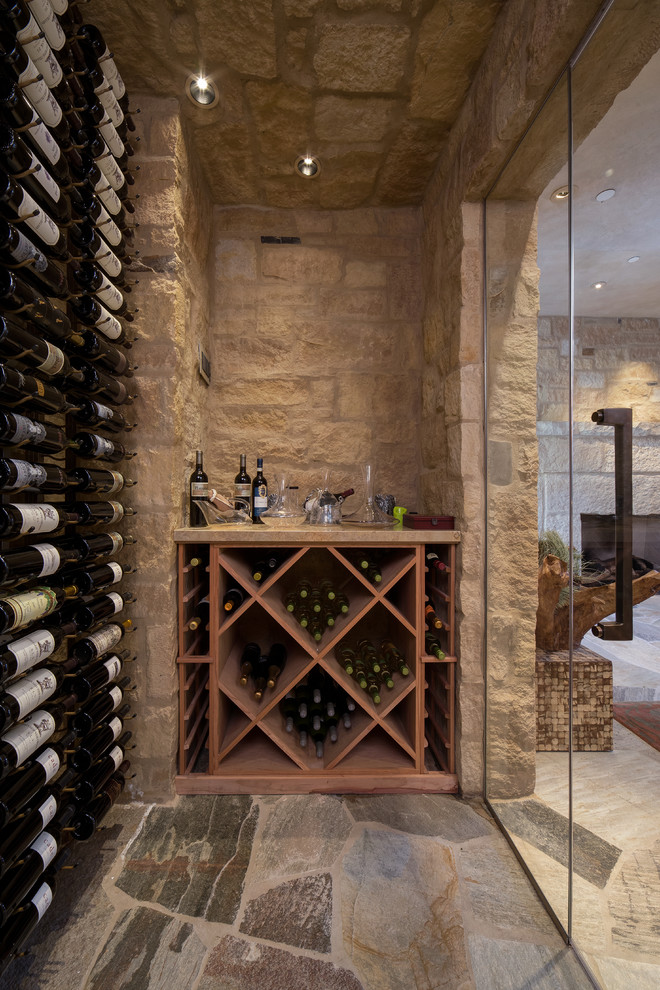 Inspiration pour une cave à vin traditionnelle de taille moyenne avec un sol en calcaire et des casiers.