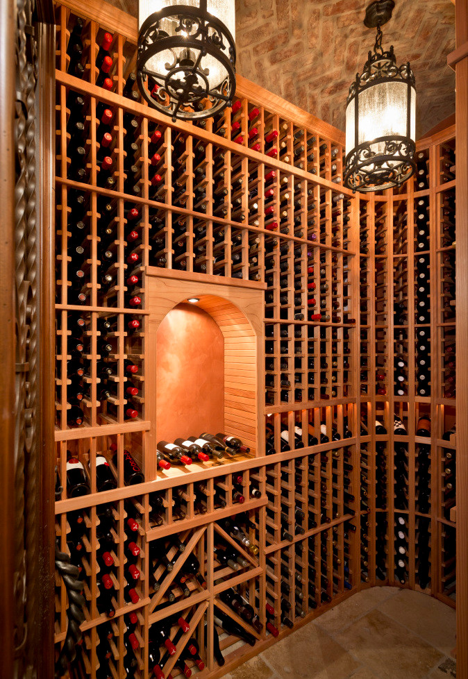 Réalisation d'une très grande cave à vin sud-ouest américain avec un sol en bois brun et des casiers.