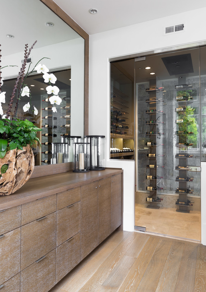 Großer Moderner Weinkeller mit braunem Holzboden, waagerechter Lagerung und beigem Boden in Seattle