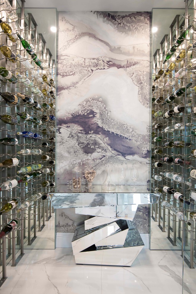 Moderner Weinkeller mit Kammern und buntem Boden in Sonstige