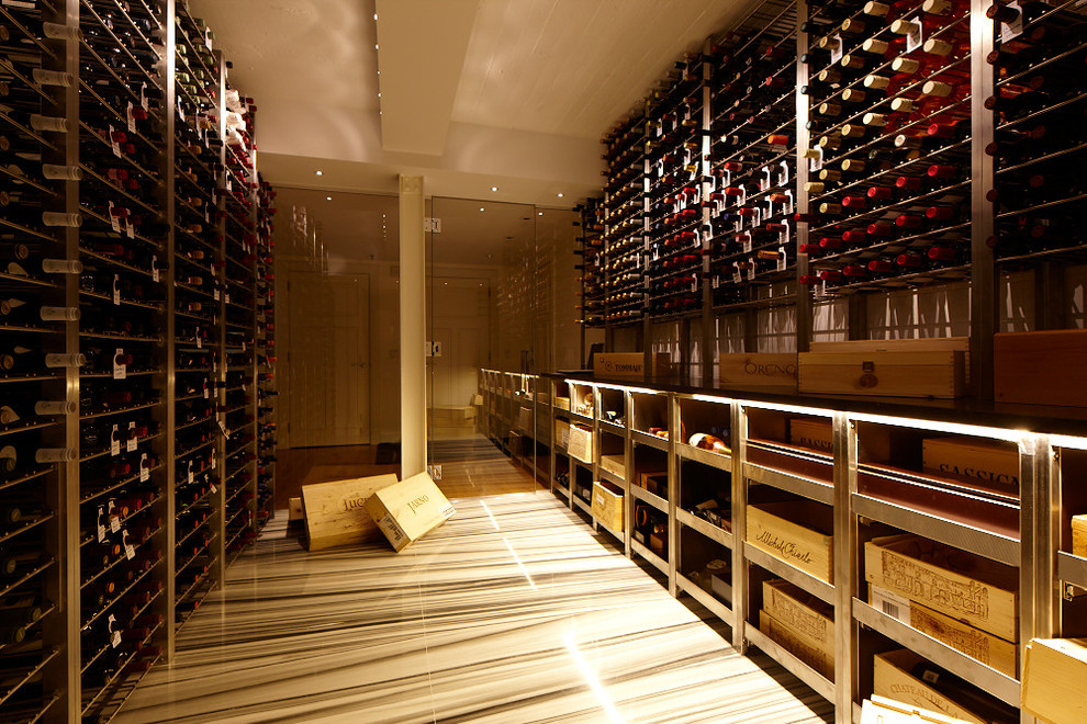 Idée de décoration pour une cave à vin minimaliste avec des casiers.