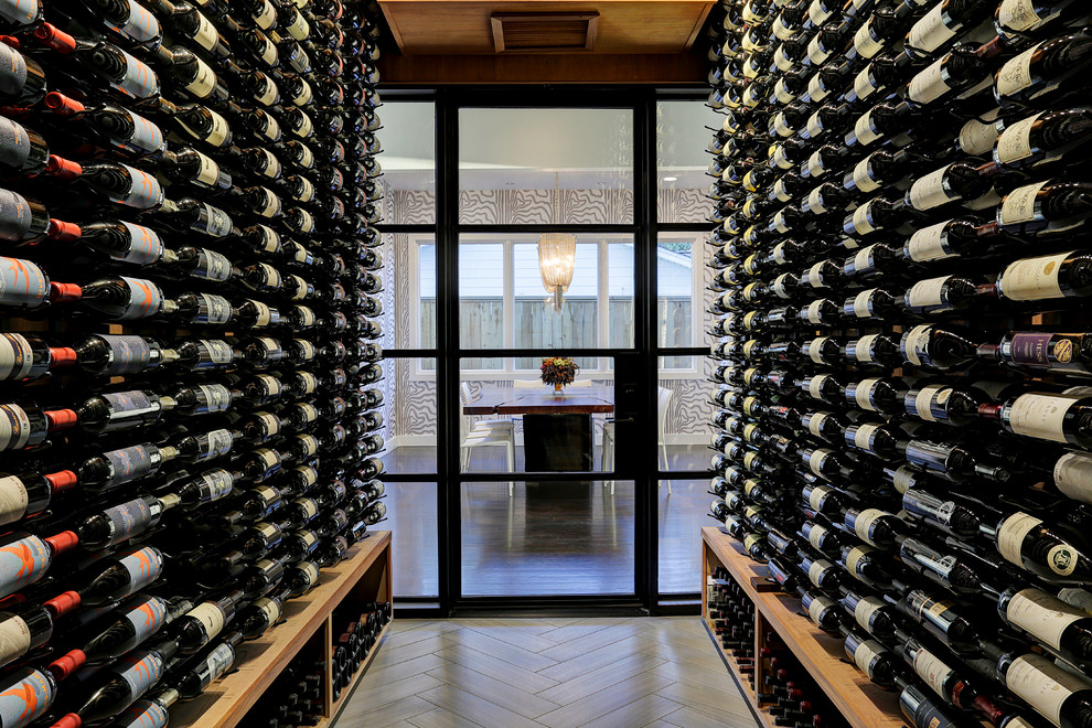 Cette photo montre une cave à vin moderne de taille moyenne avec un sol en carrelage de porcelaine et des casiers.