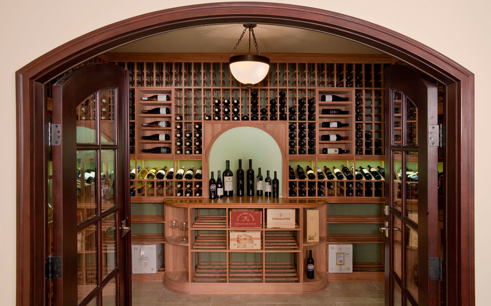Bild på en vintage vinkällare, med vinhyllor och beiget golv
