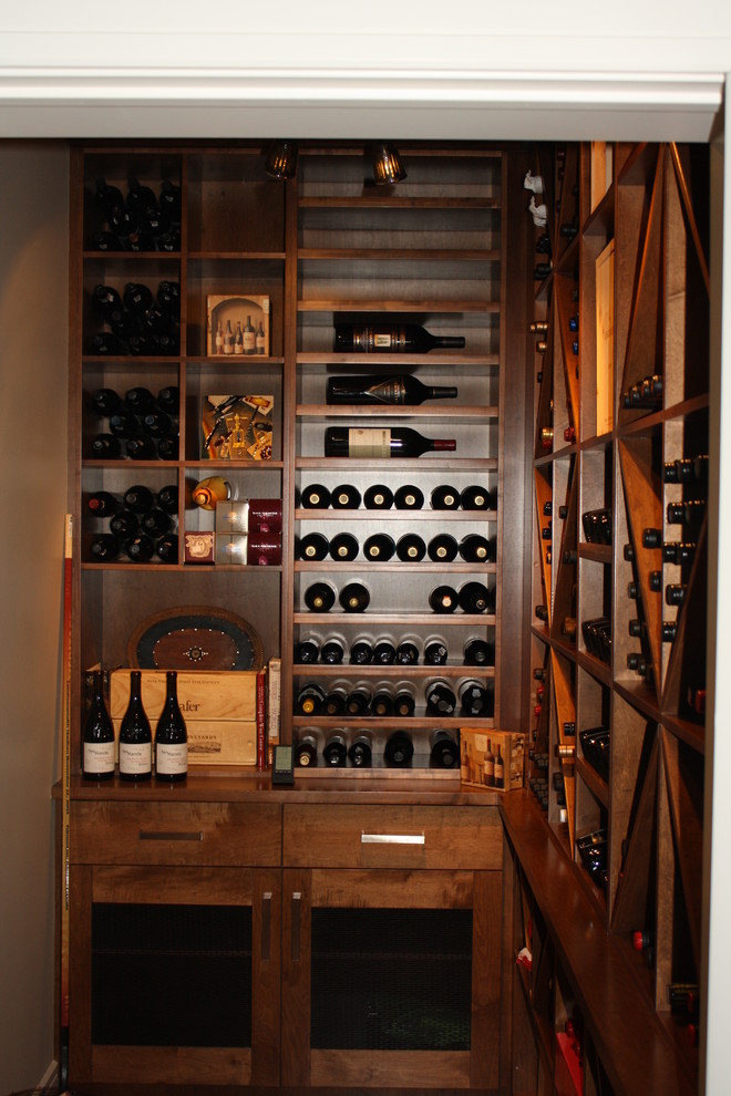 Cette image montre une cave à vin design de taille moyenne avec des casiers.