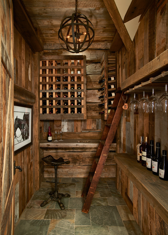 デンバーにあるラスティックスタイルのおしゃれなワインセラー (スレートの床、ワインラック) の写真