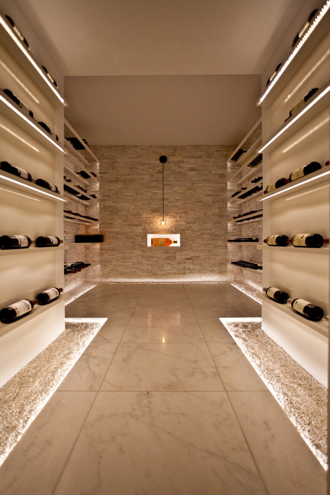 トロントにある広いコンテンポラリースタイルのおしゃれなワインセラー (大理石の床、ディスプレイラック) の写真