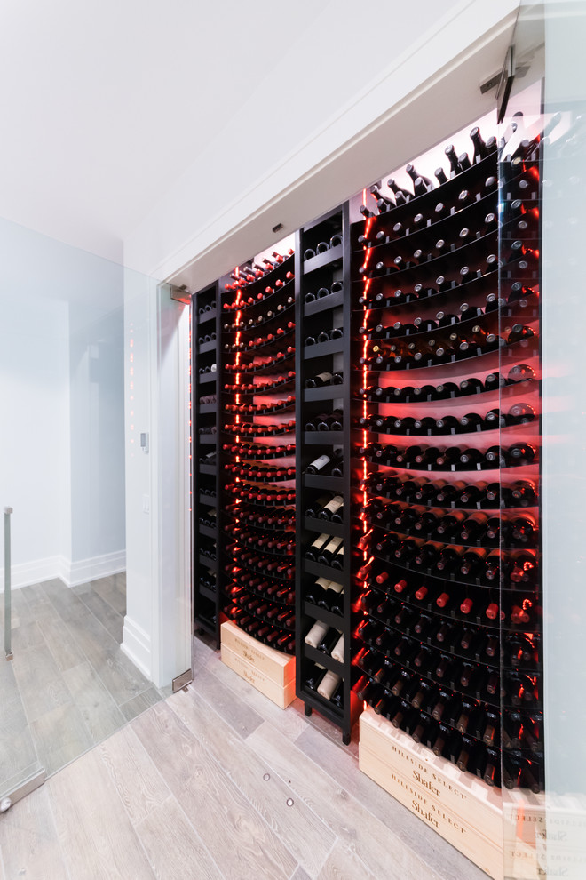 Mittelgroßer Moderner Weinkeller mit Porzellan-Bodenfliesen, waagerechter Lagerung und grauem Boden in New York