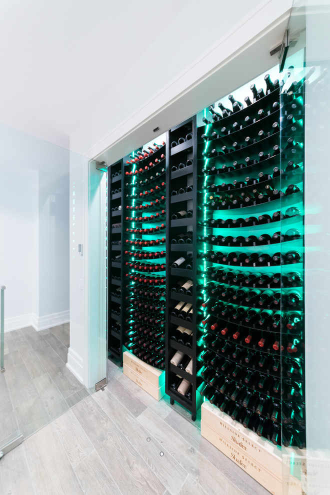 Mittelgroßer Moderner Weinkeller mit Porzellan-Bodenfliesen, waagerechter Lagerung und grauem Boden in New York
