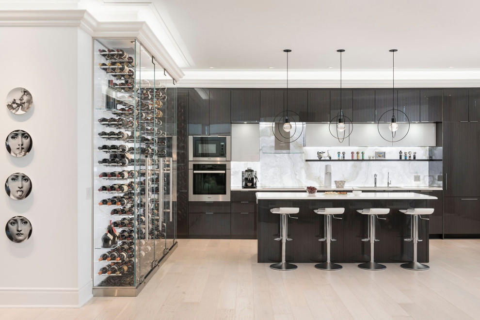 Mittelgroßer Moderner Weinkeller mit hellem Holzboden, waagerechter Lagerung und beigem Boden in Toronto